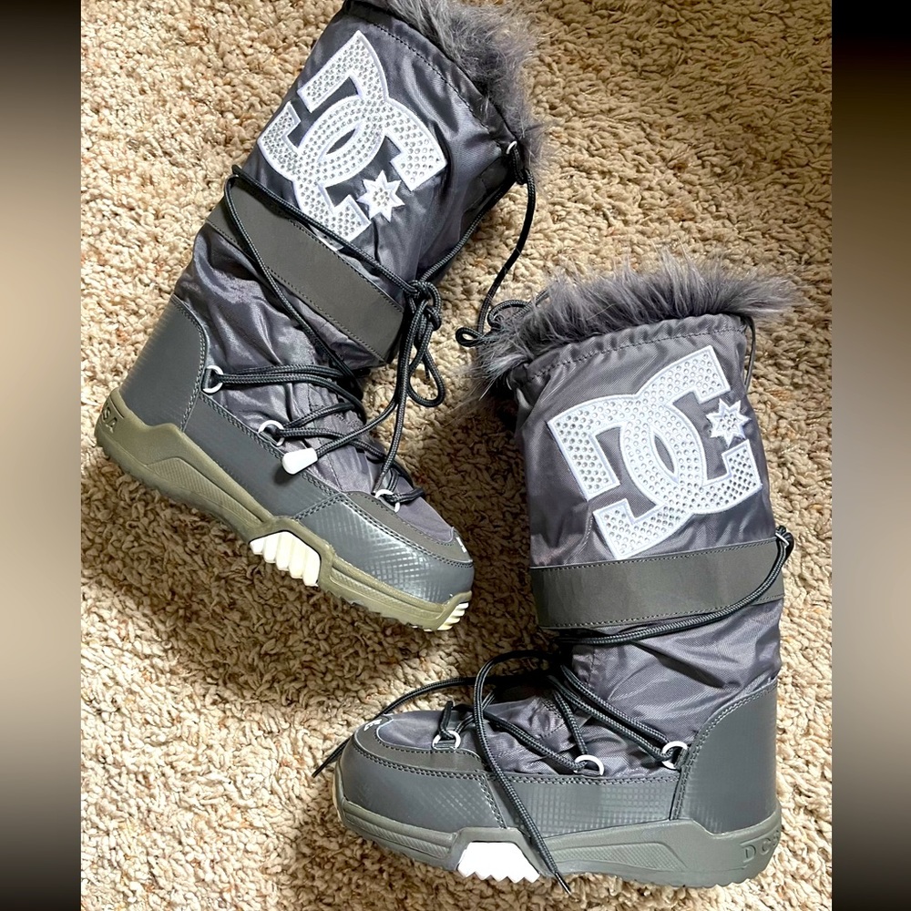 Women’s size 7 DC chalet 2.0. Grey with faux fur.
